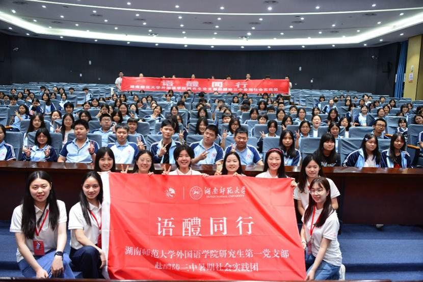 图片包含 人, 户外, 建筑, 播放器 AI 生成的内容可能不正确。