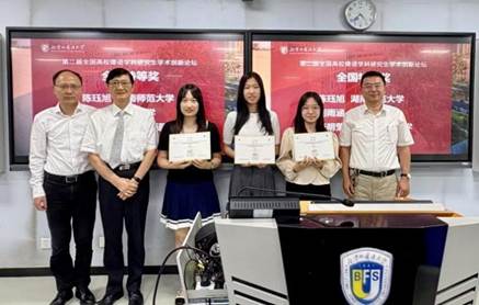 一群男人和女人站在柜台前 AI 生成的内容可能不正确。