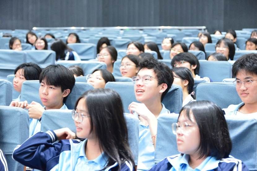 一群人正在听演讲 AI 生成的内容可能不正确。